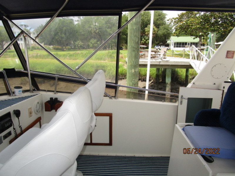 43' Hatteras flybridge starboard