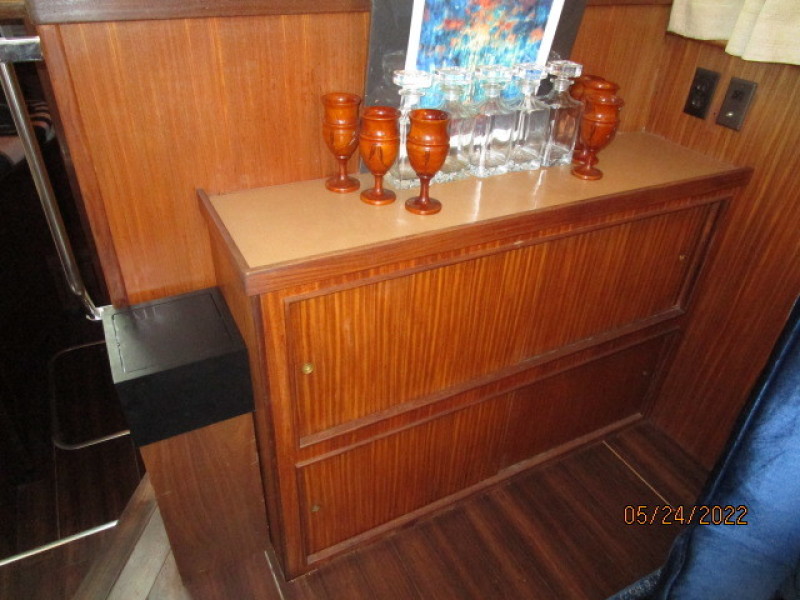 43' Hatteras salon starboard forward