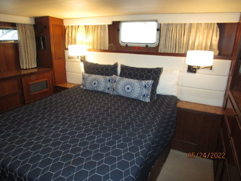 43' Hatteras master stateroom2