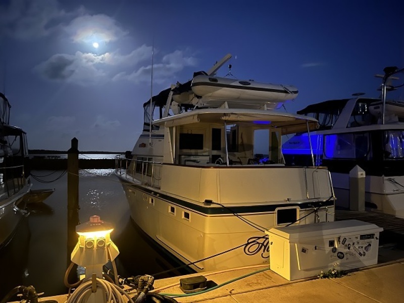 43' Hatteras port aft profile2