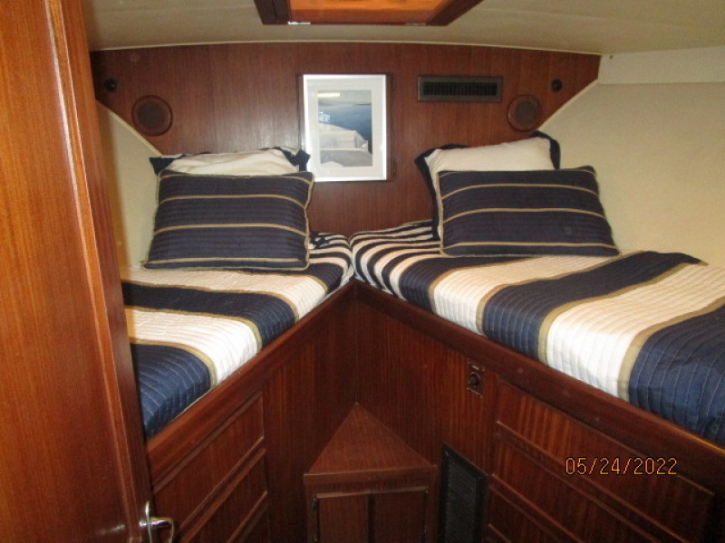 43' Hatteras guest stateroom