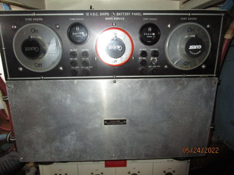 43' Hatteras battery switches