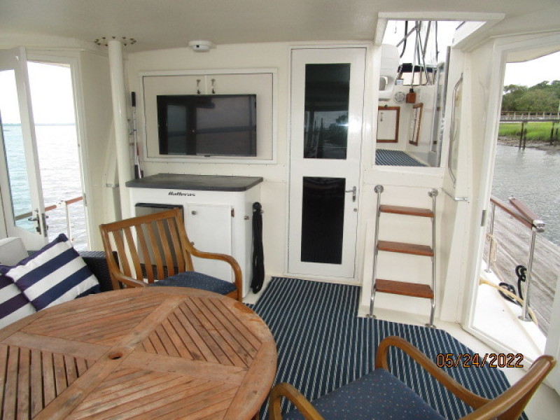 43' Hatteras sundeck forward