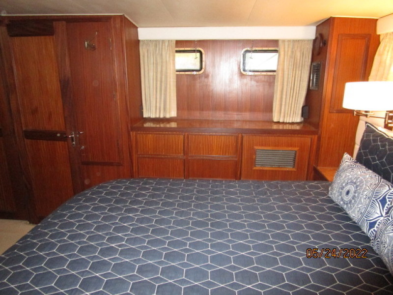 43' Hatteras master stateroom starboard