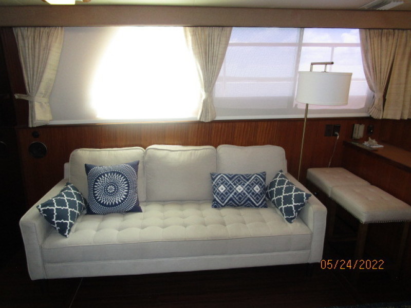 43' Hatteras salon port