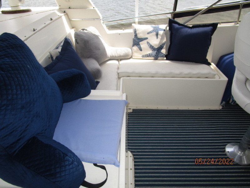 43' Hatteras flybridge seating