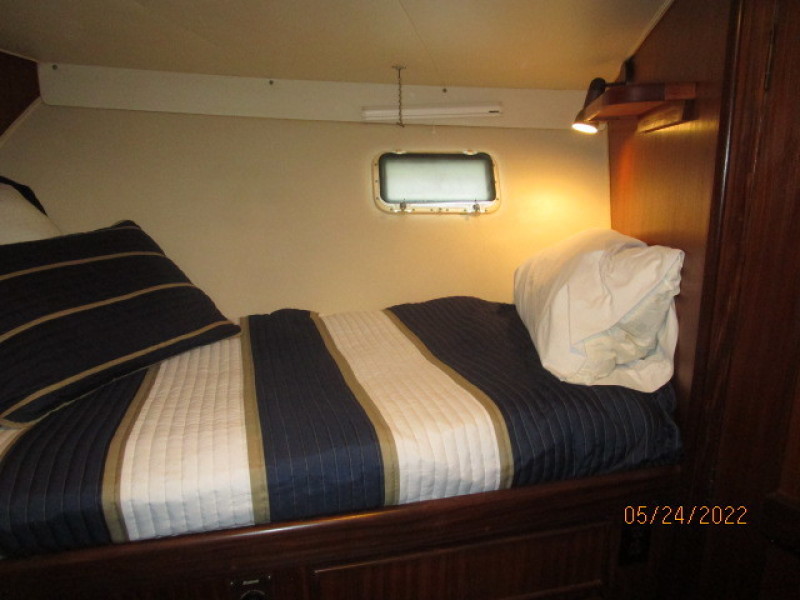 43' Hatteras guest stateroom starboard