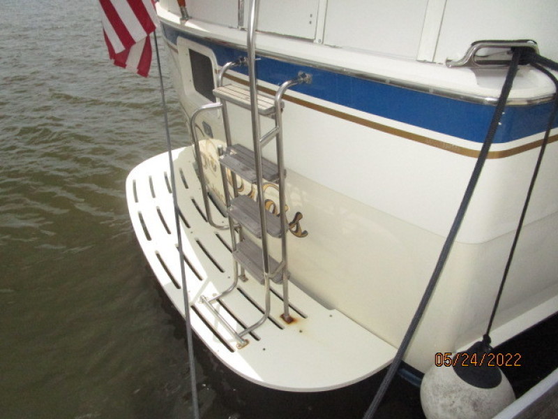 43' Hatteras swimplatform