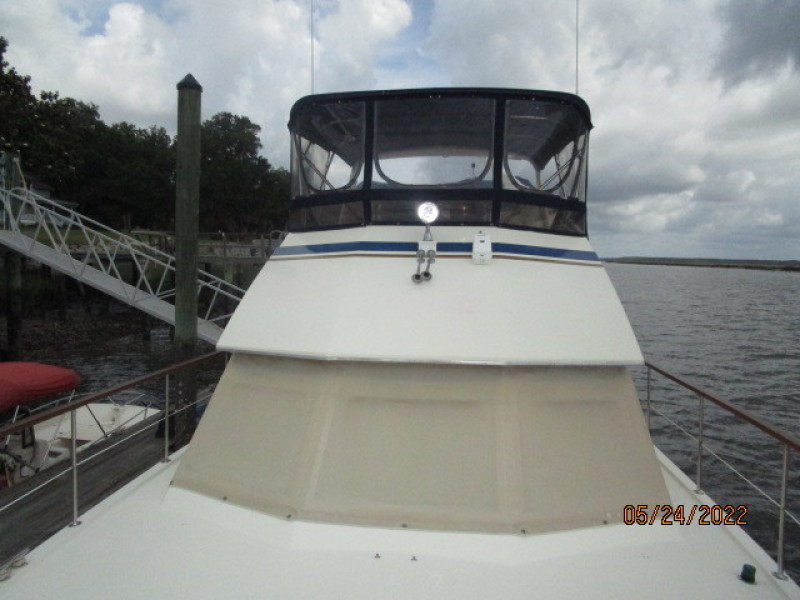 43' Hatteras foredeck aft