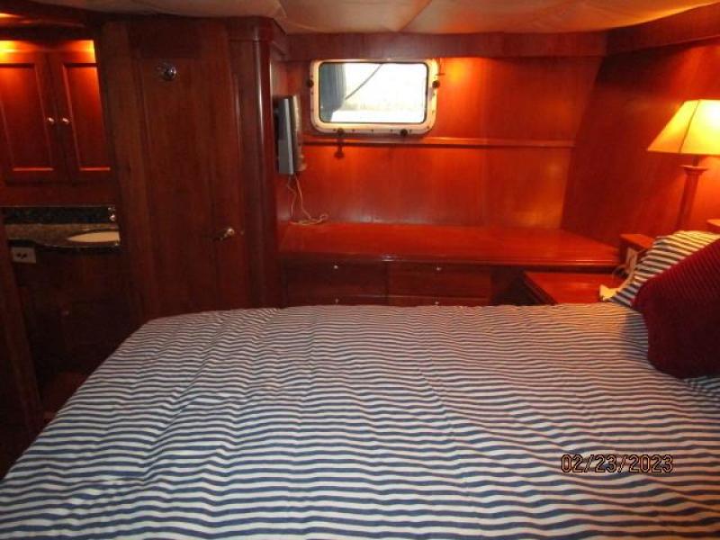 Bray Passagemaker master stateroom starboard