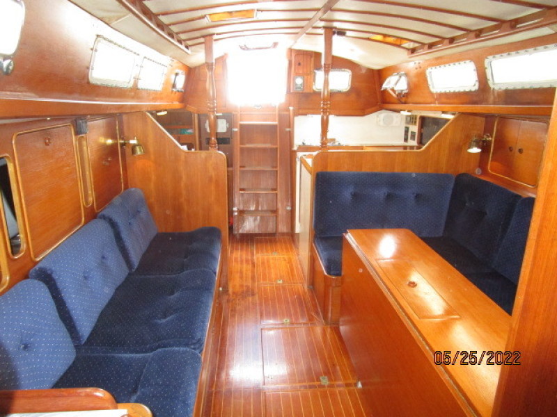 45' Whitby salon aft
