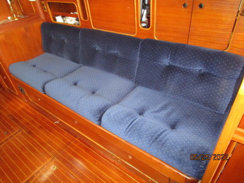 45' Whitby salon starboard seating