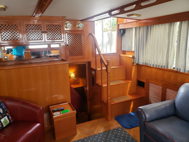 Salon looking aft 