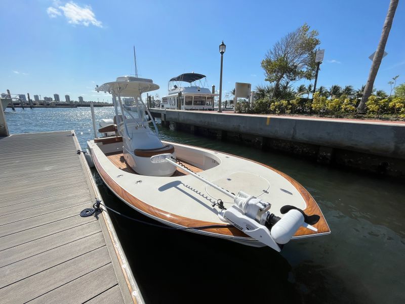 St. James 24 - Dockside Profile