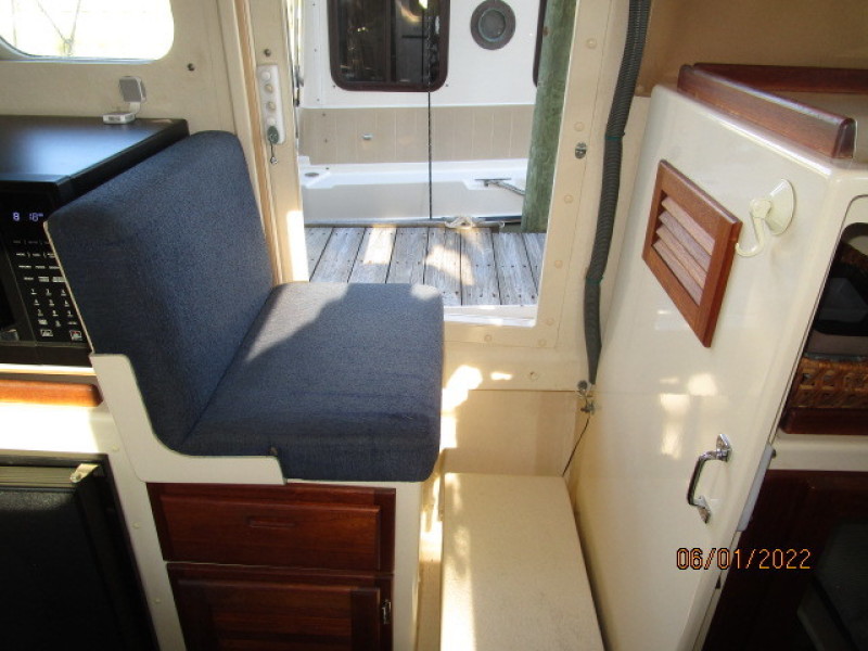 25' Rosborough port helm seat