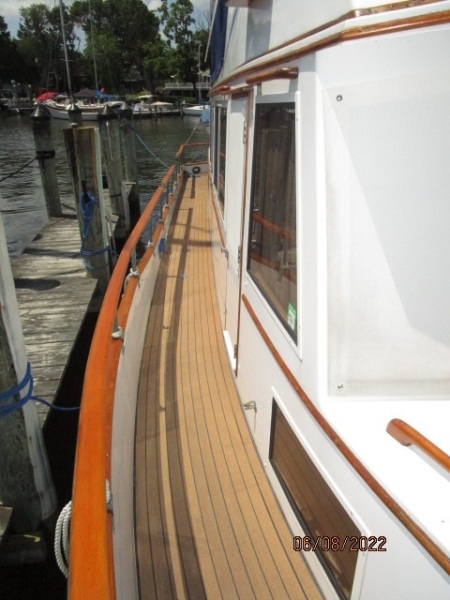 42' Grand Banks starboard side deck1