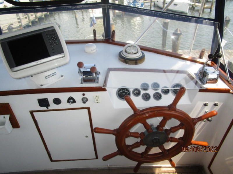 42' Grand Banks flybridge helm2