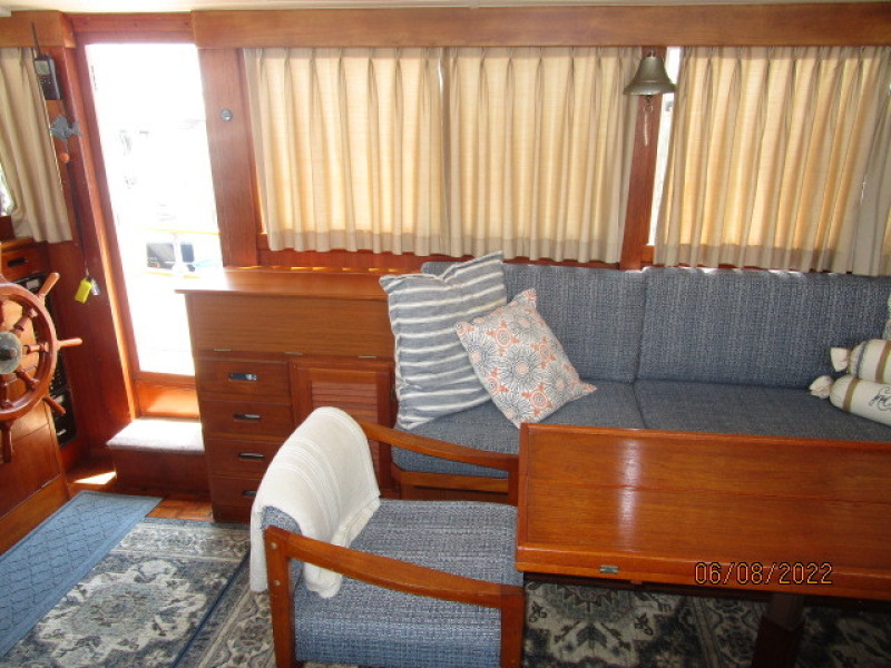 42' Grand Banks salon starboard