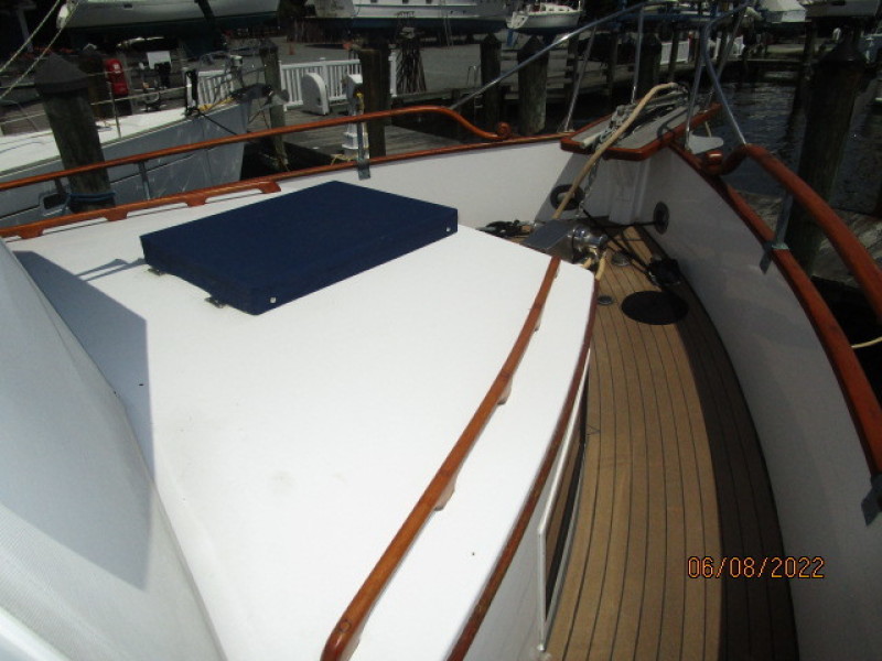 42' Grand Banks foredeck
