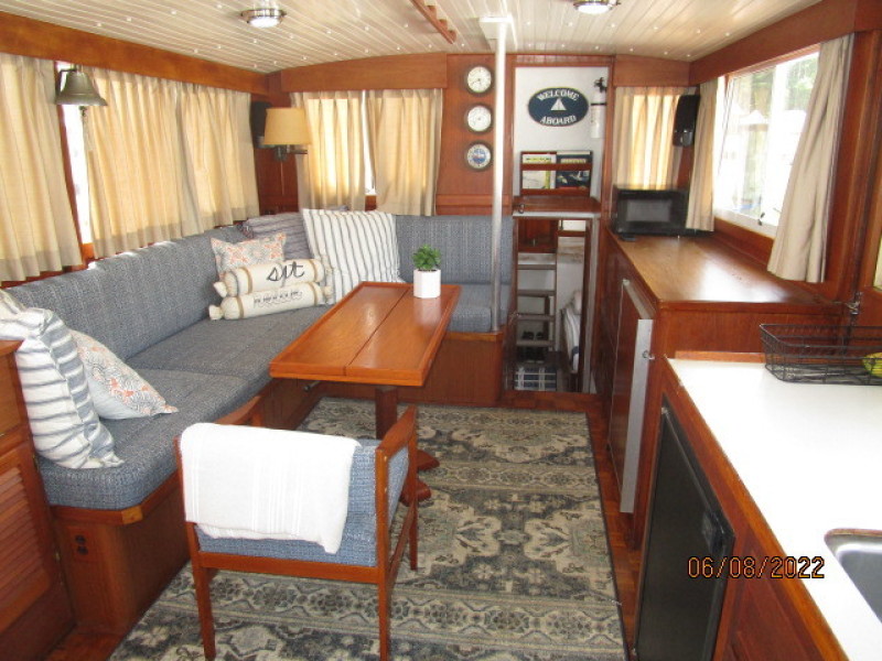 42' Grand Banks salon aft