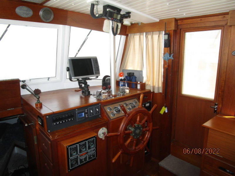 42' Grand Banks lower helm1