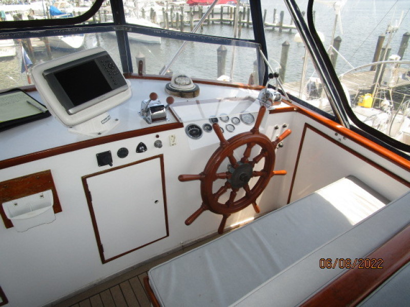 42' Grand Banks flybridge helm1