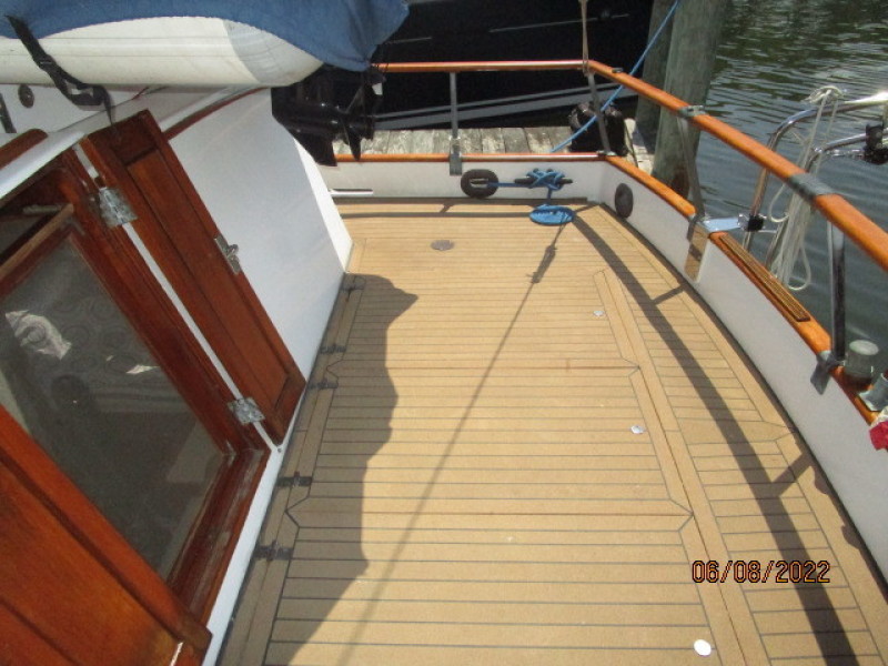 42' Grand Banks aftdeck starboard