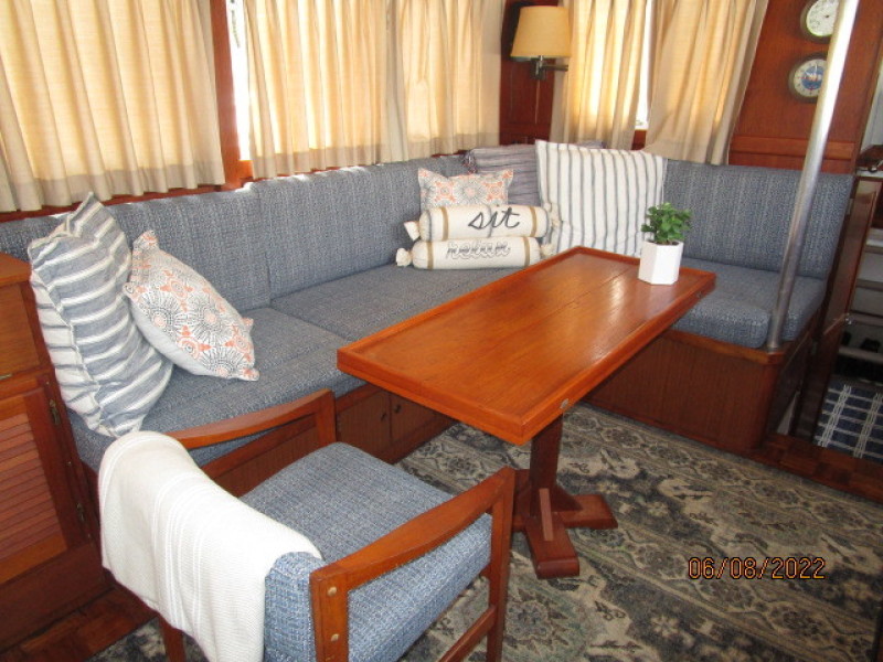 42' Grand Banks salon starboard seating
