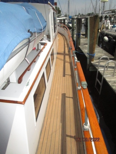 42' Grand Banks starboard side deck2