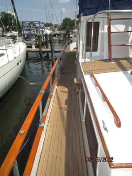 42' Grand Banks port side deck2