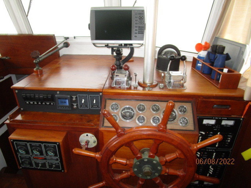 42' Grand Banks lower helm2