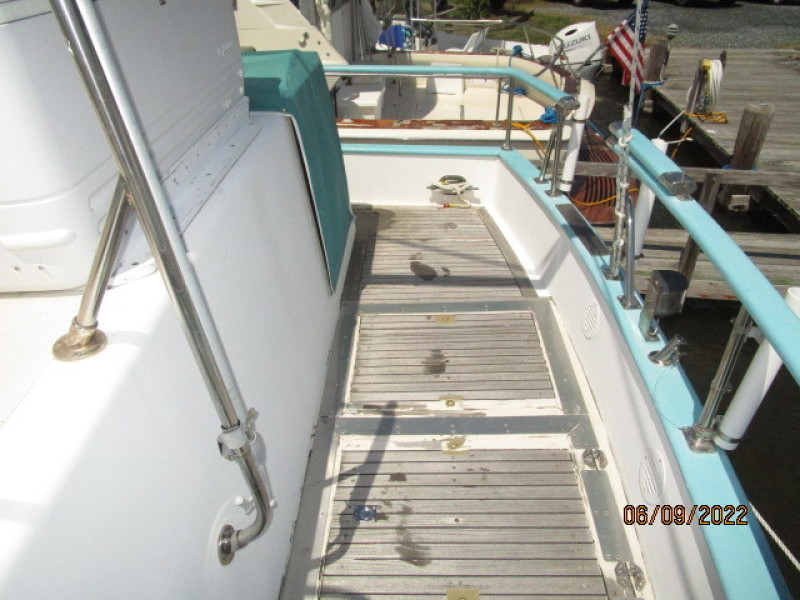 38' Marine Trader aftdeck starboard