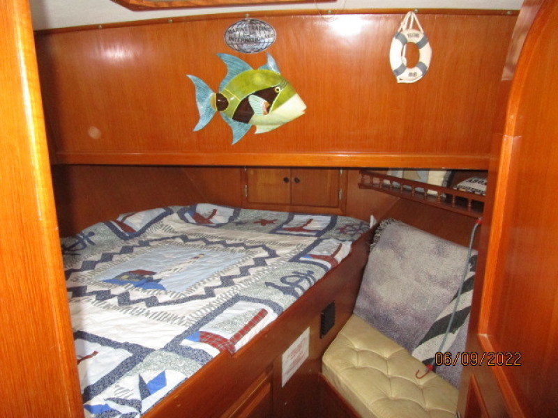 38' Marine Trader guest stateroom