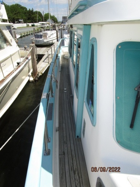 38' Marine Trader starboard side deck1