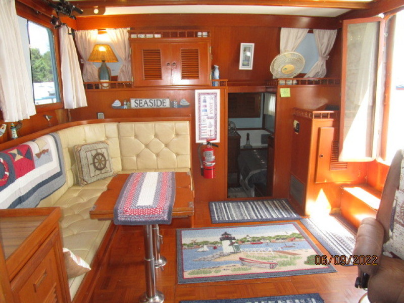 38' Marine Trader salon aft