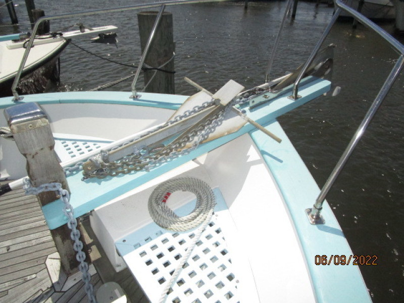 38' Marine Trader anchor windlass2