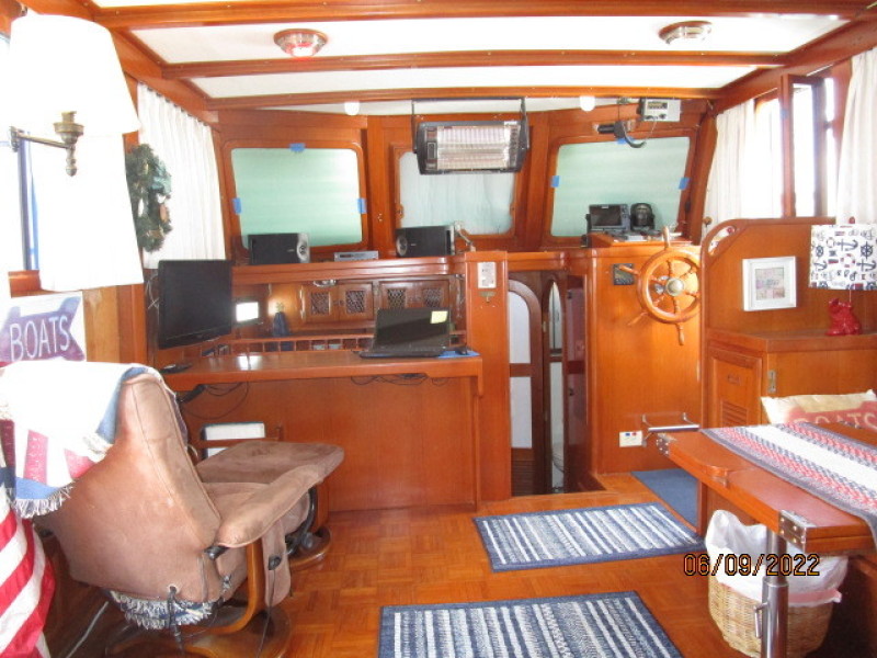38' Marine Trader salon forward