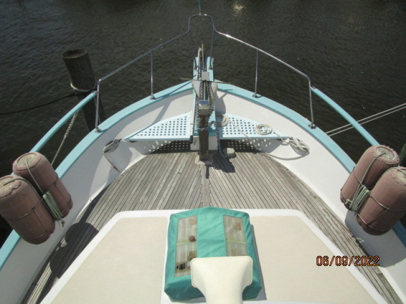 38' Marine Trader foredeck1