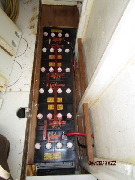38' Marine Trader port battery bank