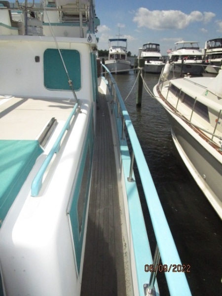 38' Marine Trader starboard side deck2