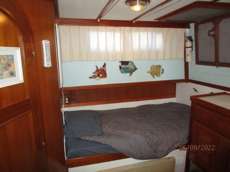 38' Marine Trader master stateroom starboard