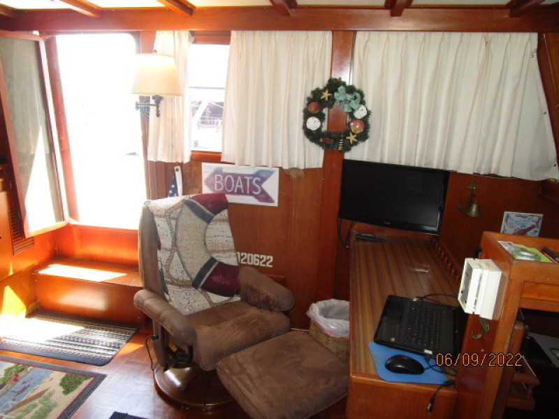 38' Marine Trader salon port
