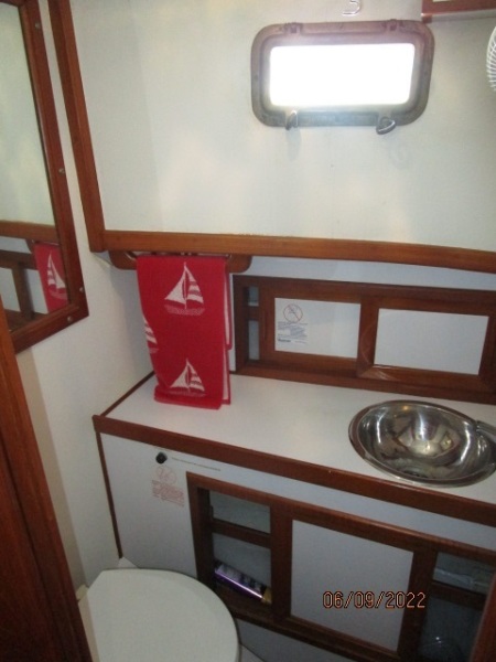 38' Marine Trader guest stateroom head