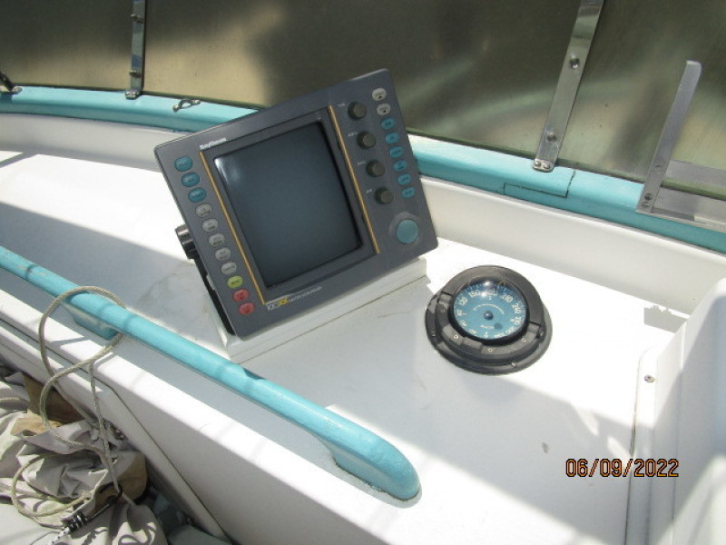 38' Marine Trader flybridge electronics2