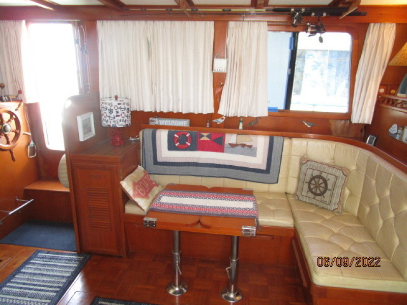 38' Marine Trader salon starboard