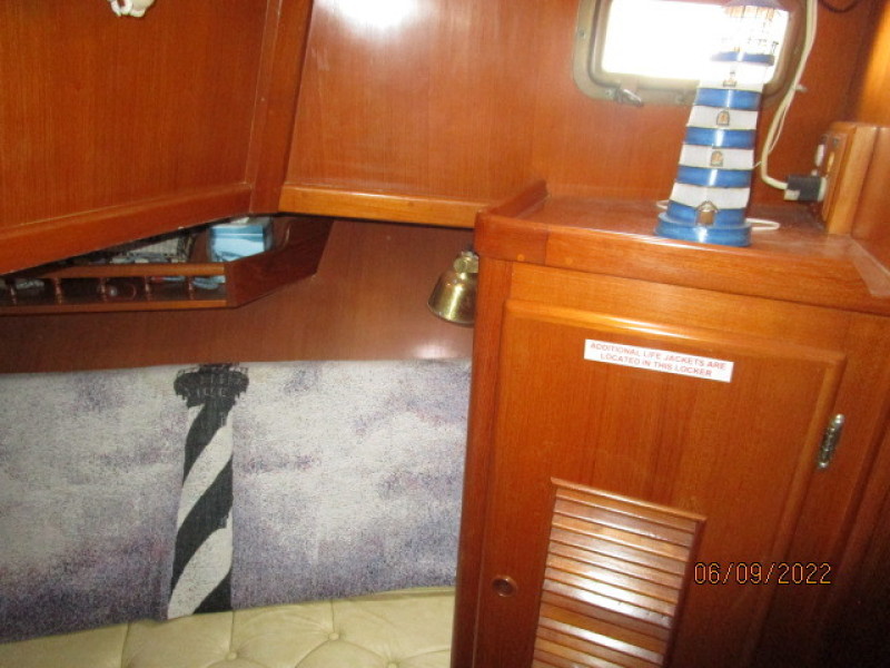 38' Marine Trader guest stateroom starboard