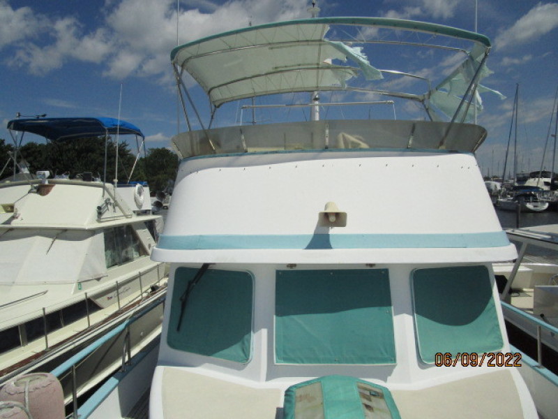 38' Marine Trader foredeck aft