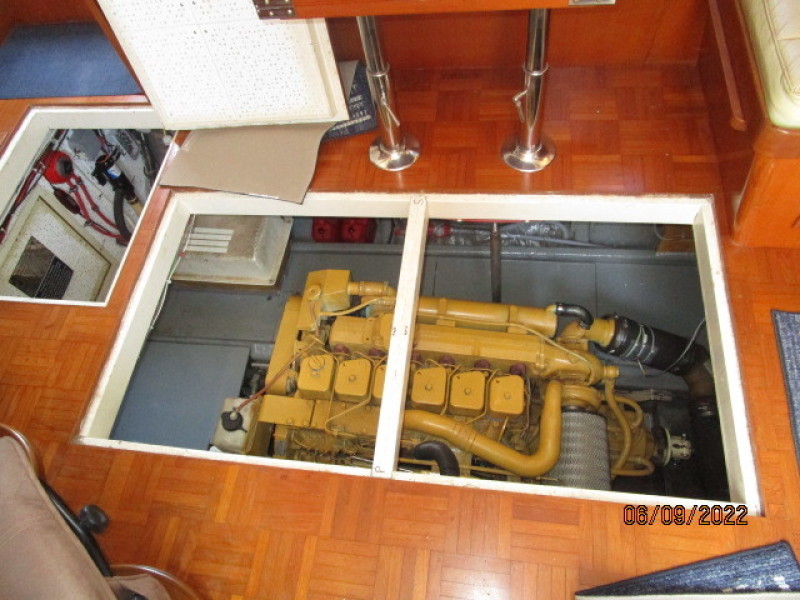 38' Marine Trader engine room access