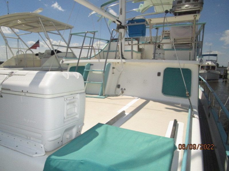 38' Marine Trader trunk cabin forward