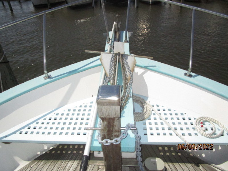 38' Marine Trader anchor windlass1